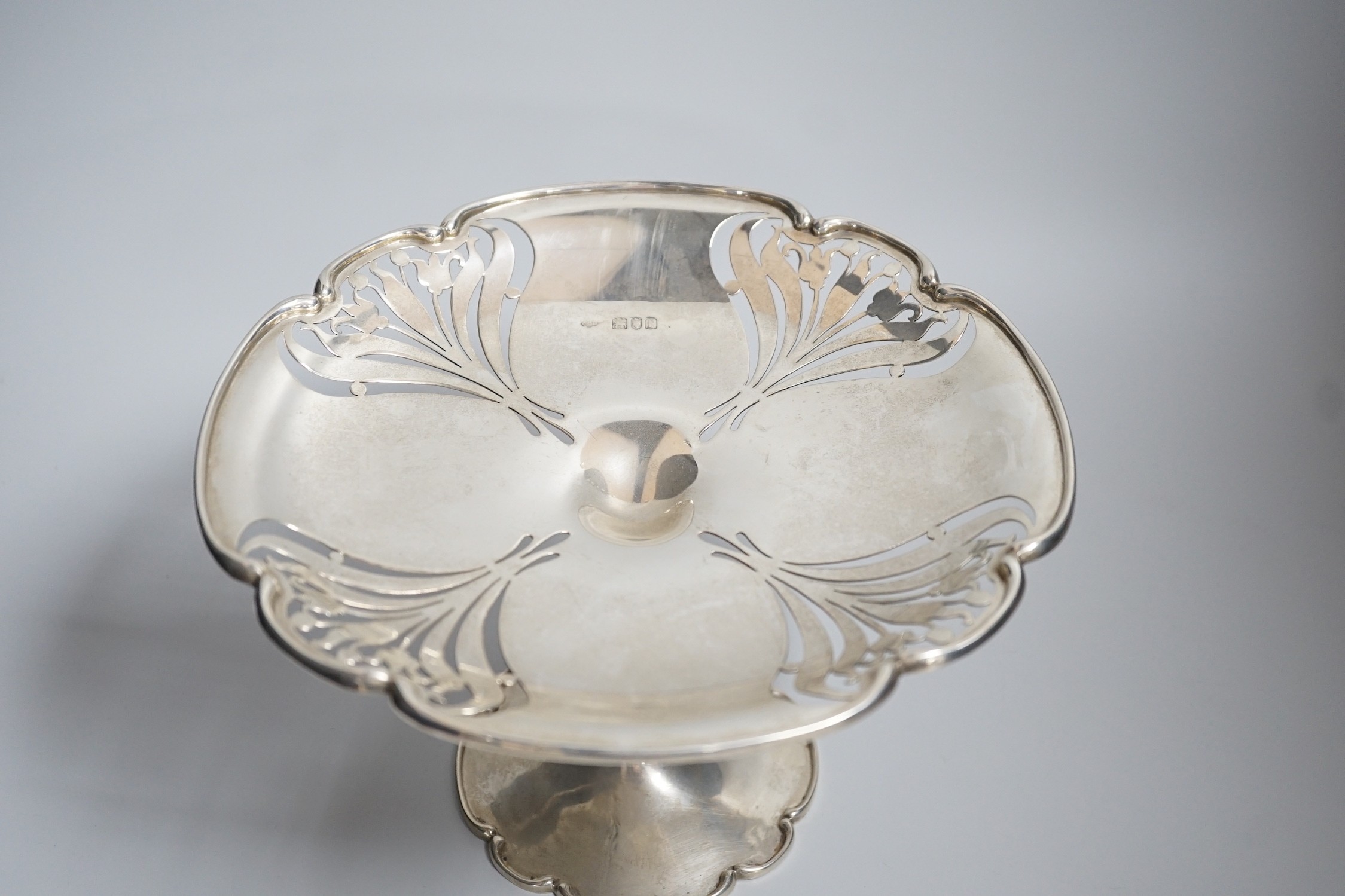 An Edwardian Art Nouveau silver tazza, Sibray, Hall & Co Ltd, London, 1901, height 15cm, 17.5oz.